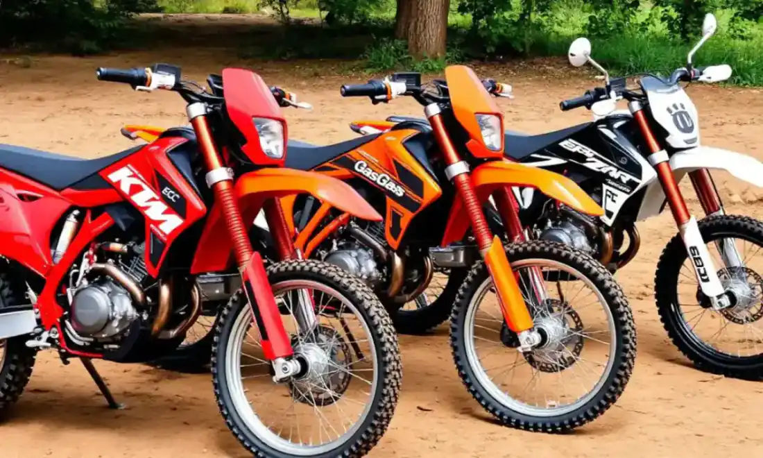 שלושה אופנועי אנדורו זה לצד זה - GasGas EC אדום, KTM EXC כתום ו-Husqvarna TE לבן